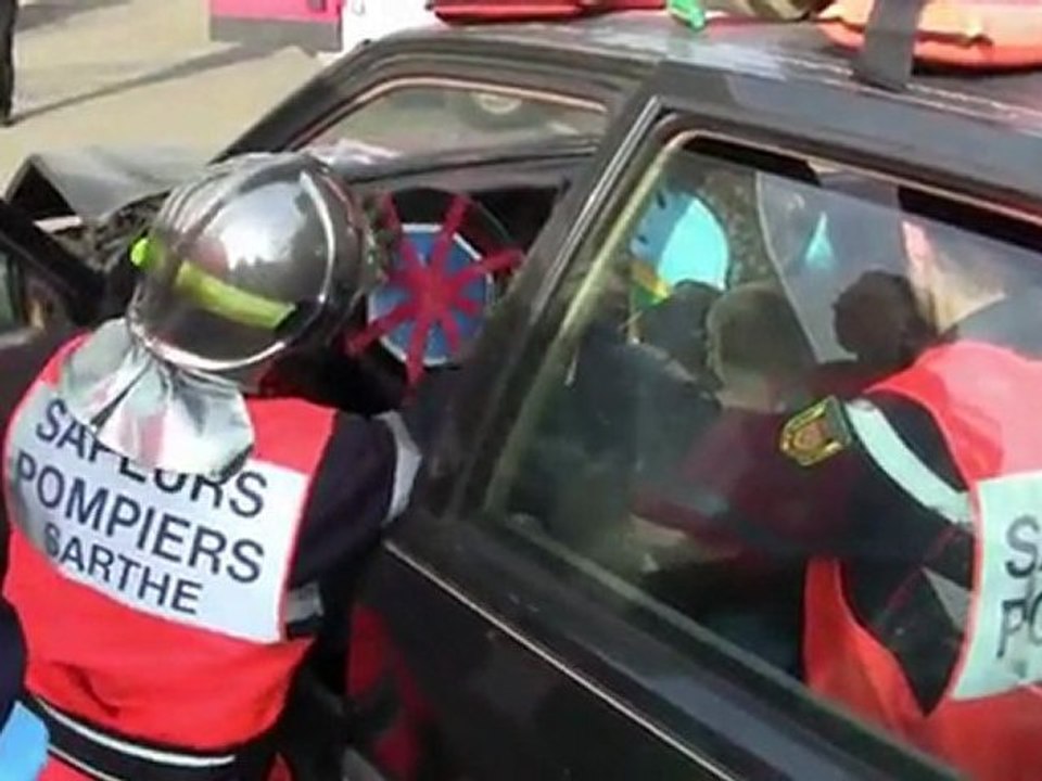 Sécurité routière : séance de crash-tests devant des collégiens sarthois