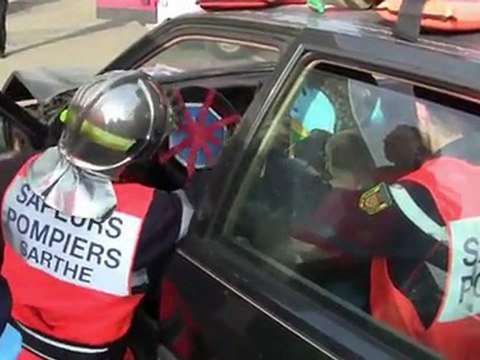 Sécurité routière : séance de crash-tests devant des collégiens sarthois