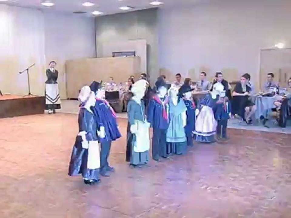 une tite bourrée aveyronnaise dansé par les petiots !!! lookez un peu comme ils sont mimi !!!