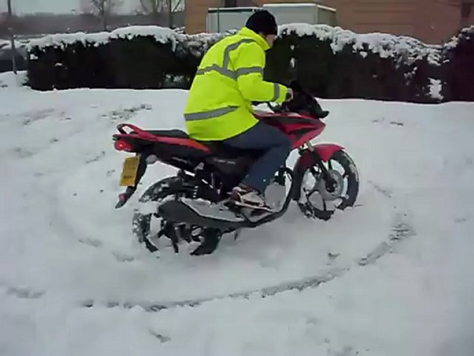 MCN's Honda CBF125 in the snow