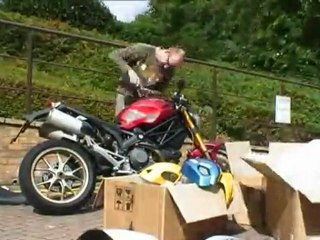 Ducati Monster 1100 changes colour in 3 minutes