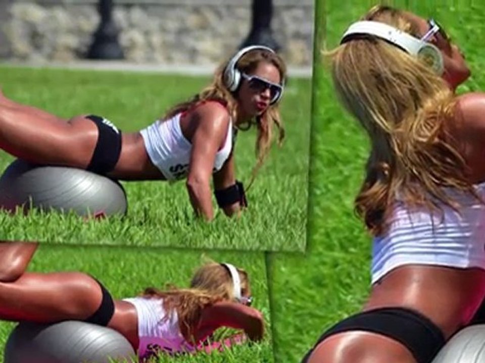 Jennifer Nicole Lee Sizzles in a Bikini