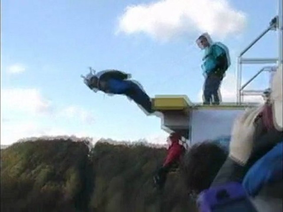 Bridge Day 2011 : il fait une chute de 275 mètres