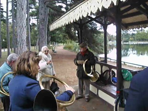 LES TROMPO-FOLIES DU BOIS DE BOULOGNE : Les honneurs à Martine, grande amatrice de vodka