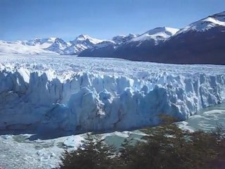 Chute de glace sur le glacier Perito Moreno