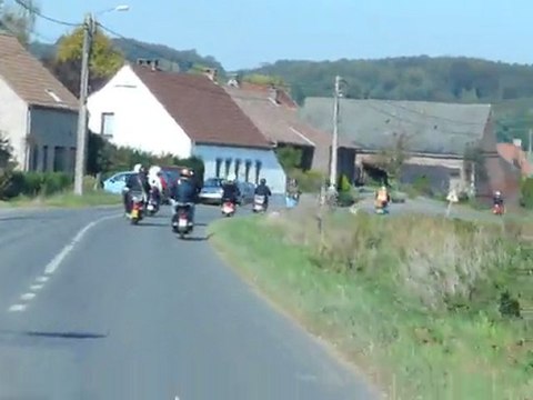 Vespa Club Tournai : balade au pays des collines.