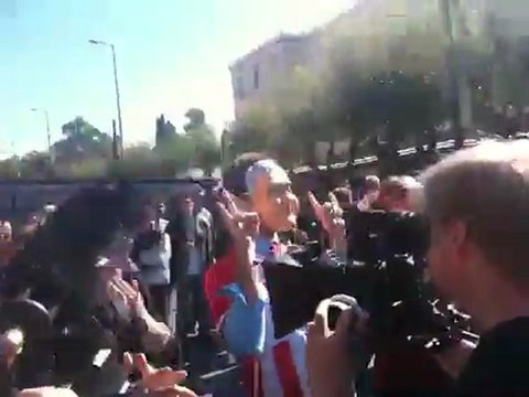 Σκετσάκι ξένων δημοσιογράφων στη Βουλή -1-