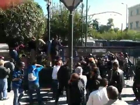 Ένταση στο μεταλλικό φράχτη της αστυνομίας