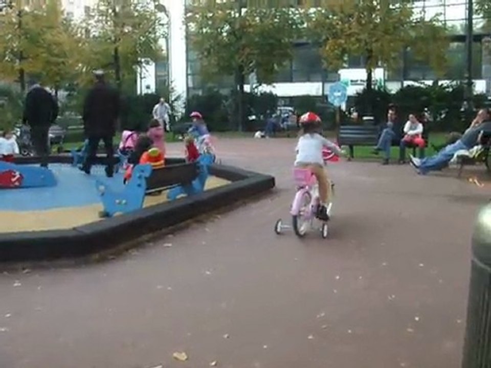 lucy fait du vélo