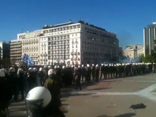 Παρατεταγμένα ΜΑΤ μπροστά στον Άγνωστο Στρατιώτη