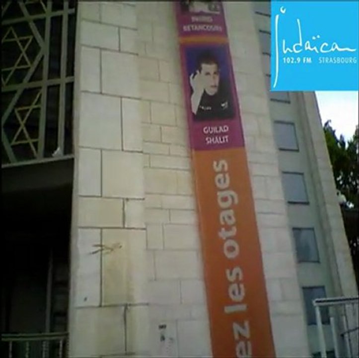 Décrochage de la banderole "libérez Gilad Shalit" à strasbourg