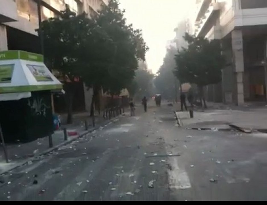 Συντρίμμια και στάχτη στο κέντρο της Αθήνας