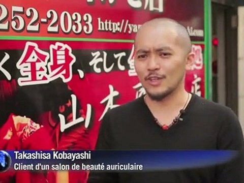 Un vrai fantasme pour certains : des jeunes filles en habit traditionnel japonais enlèvent tout en douceur le cérumen des oreilles de leurs clients, allongés sur un tatami, la tête sur leurs genoux