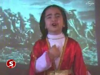 İstiklal Marşını Okuyan Küçük Kız