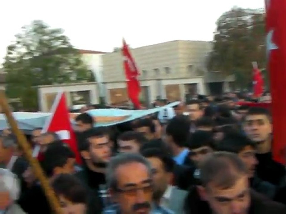 KAYSERİ ŞEHİTLERİ İÇİN CUMHURİYET MEYDANINDAYDI...