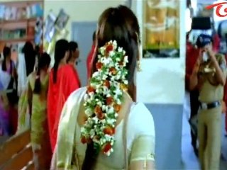 Allari Naresh Comedy With TV Anchor In Railway Station