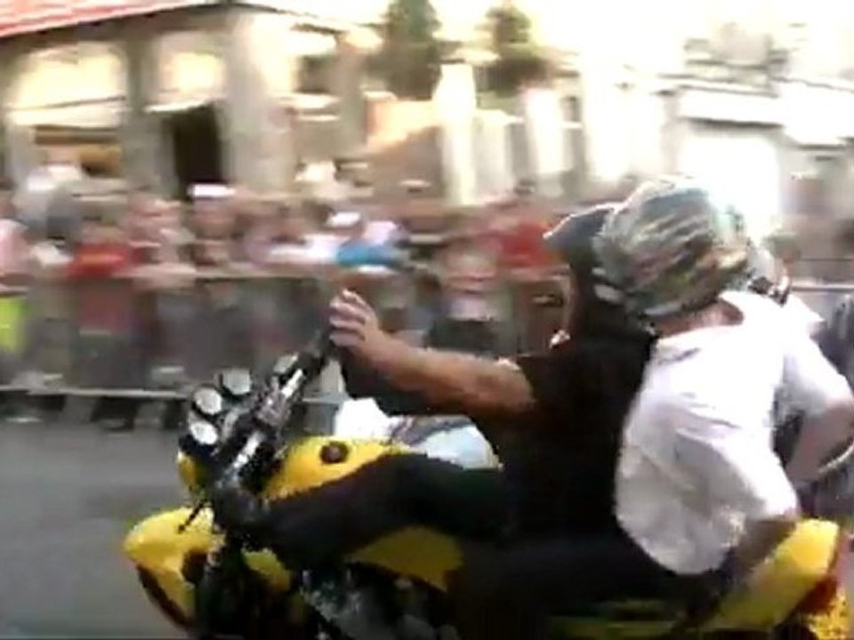 Show Moto au Cateau. Spectacle acrobatique "Side-Car Basket" par Eric Miazga