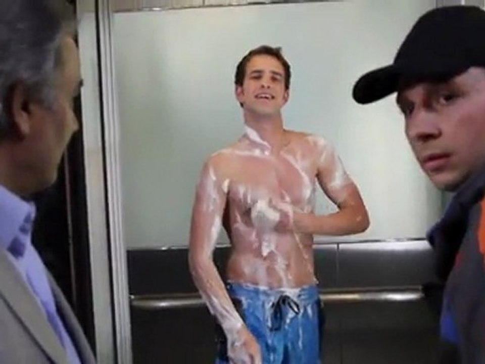 Sınır tanımayan genç Yıkanan Adam, plaza asansöründe Arko Men Duş Jeli’yle yıkanıyor.