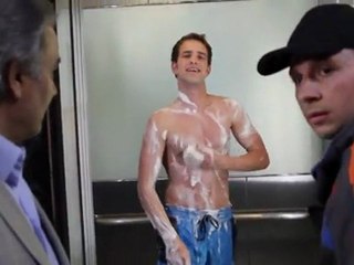 Sınır tanımayan genç Yıkanan Adam, plaza asansöründe Arko Men Duş Jeli’yle yıkanıyor.