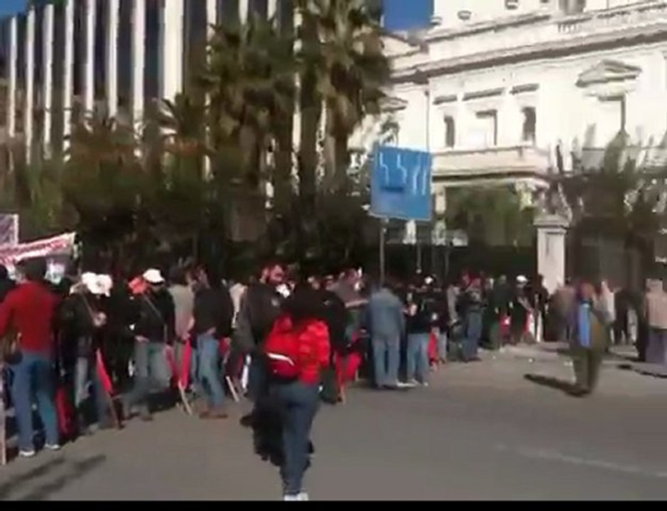 Διαδηλωτές στο σιδερένιο φράχτη