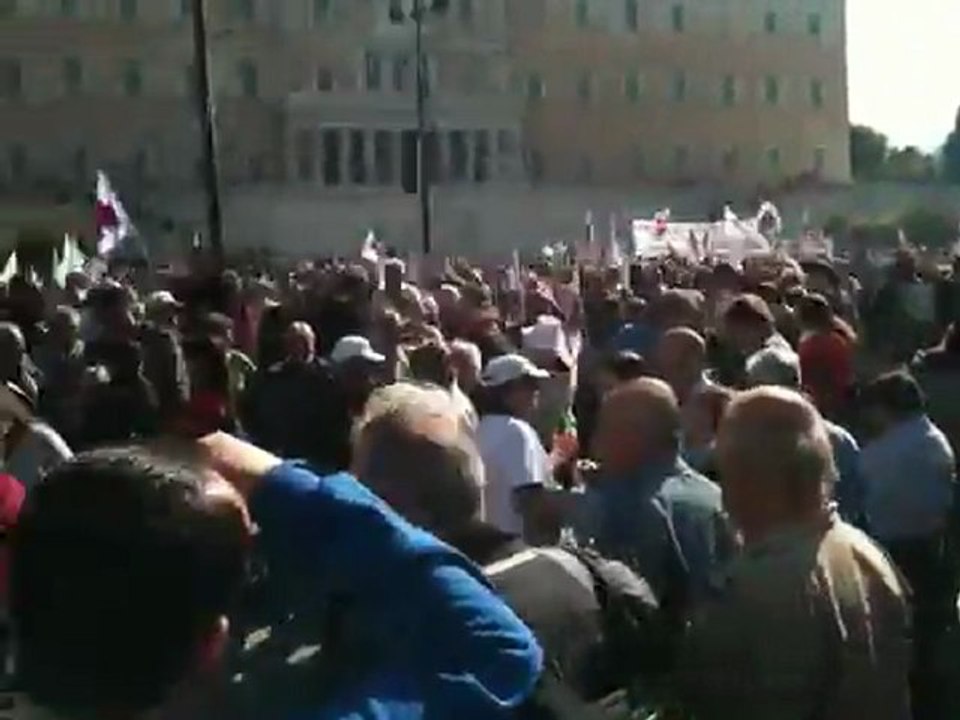 Χιλιάδες κόσμου έξω από τη Βουλή