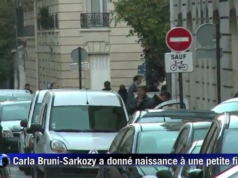 Nicolas Sarkozy auprès de Carla et de sa fille à la clinique