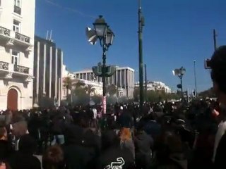 Μέλη του ΠΑΜΕ εναντίον κουκουλοφόρων