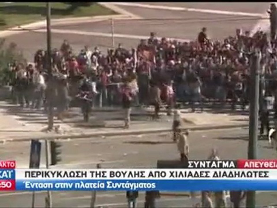 Μάχη ΠΑΜΕ με Κουκουλοφόρους στο Σύνταγμα