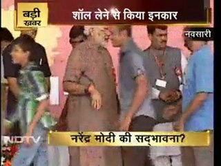 मुसलमान से शॉल लेने से मोदी का इनकार