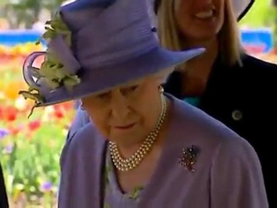Queen visits flower festival