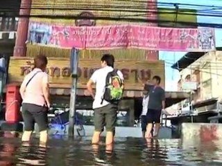 Floodwater threatens Thai capital