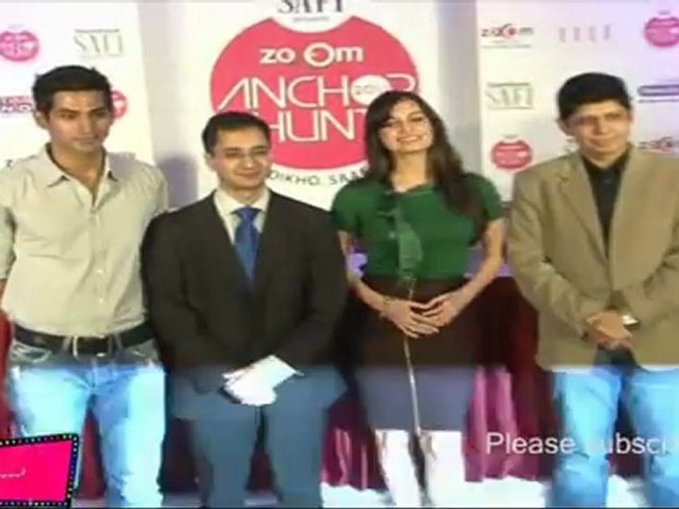 Stunning Hot Dia Mirza Strikes Poses With Avinash Kaul & Omar Qureshi At Zoom Anchor Hunt Launch
