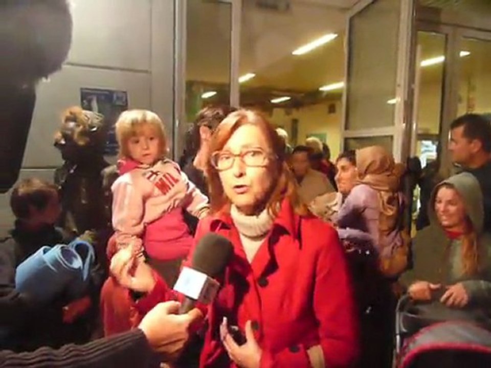 Catherine Lison Croze intervient devant la presse après l'expulsion de 28 sans toit du palais des psorts de Tours le 19/1/211