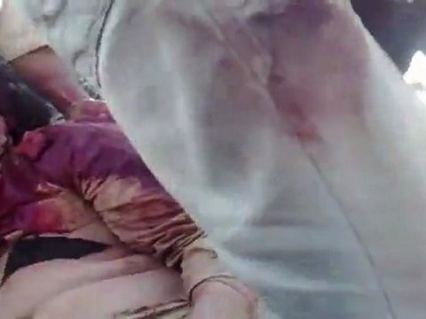 Des combattants du CNT autour de la dépouille de Kadhafi