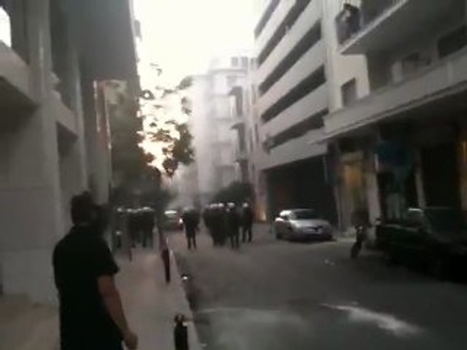 ΜΑΤ σβήνουν φωτιές