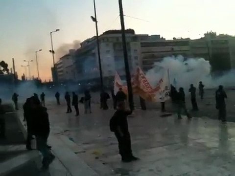 Κόσμος παραμένει στο Σύνταγμα