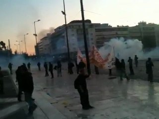 Κόσμος παραμένει στο Σύνταγμα