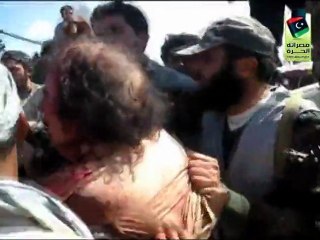 Kadhafi capturé par les rebelles avant sa mort