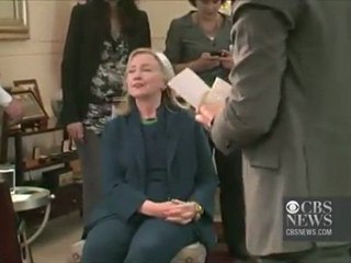 Clinton sees Qaddafi news on BlackBerry