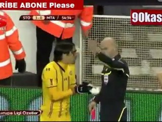 CARTON ROUGE : il balance sa chaussure !