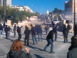 Des manifestants s'en prennent aux policiers en Grèce