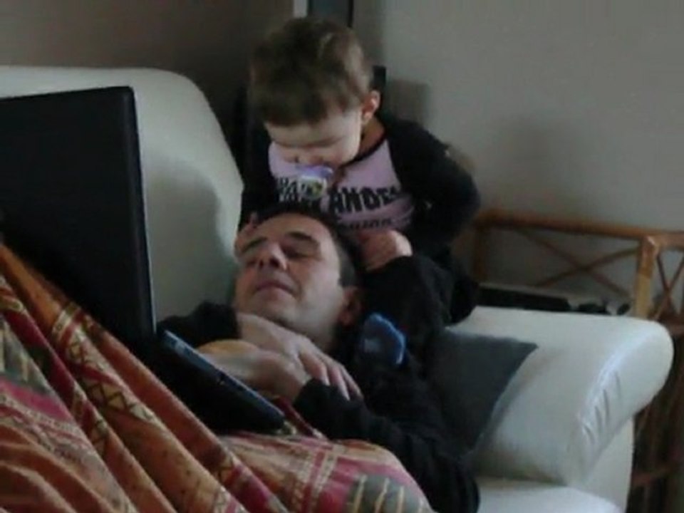 rapha qui joue avec papa 15 mois