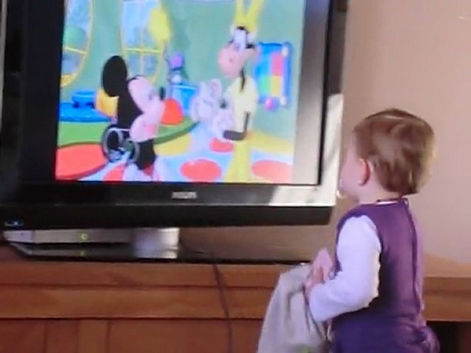 rapha qui adore mickey 16 mois