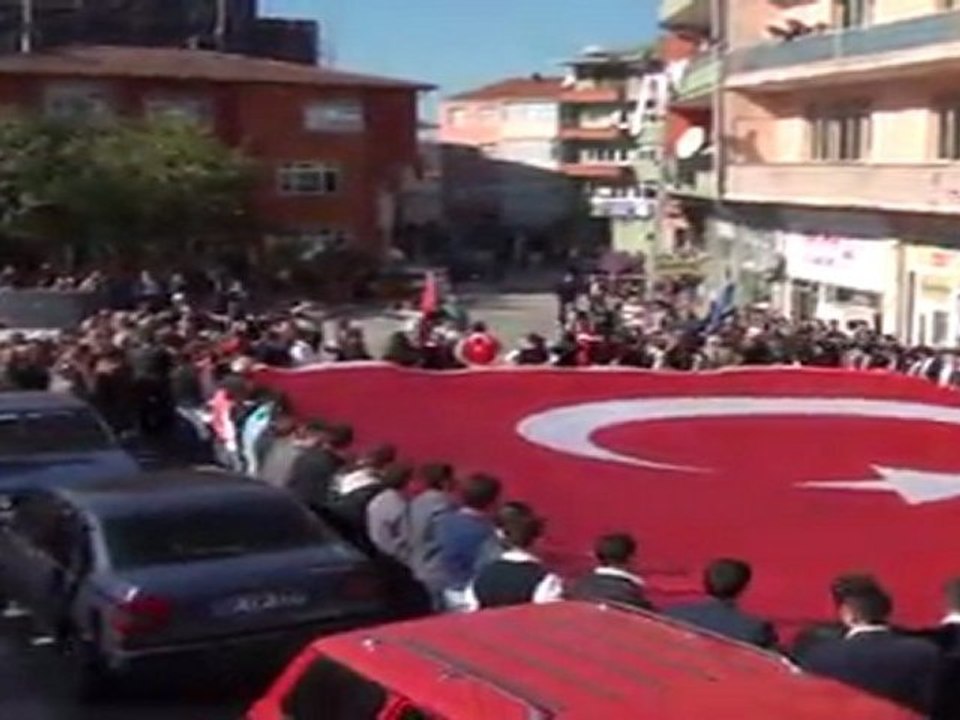 ALAPLI'DA ŞEHİTLERE SAYGI YÜRÜYÜŞÜ