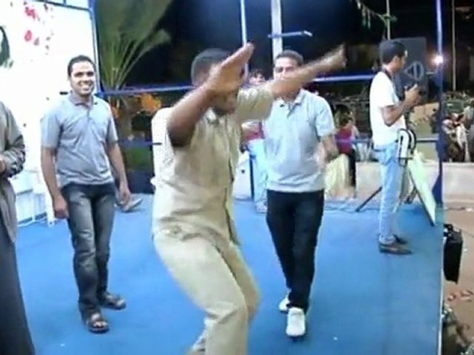 Libyans take photos with Gaddafi