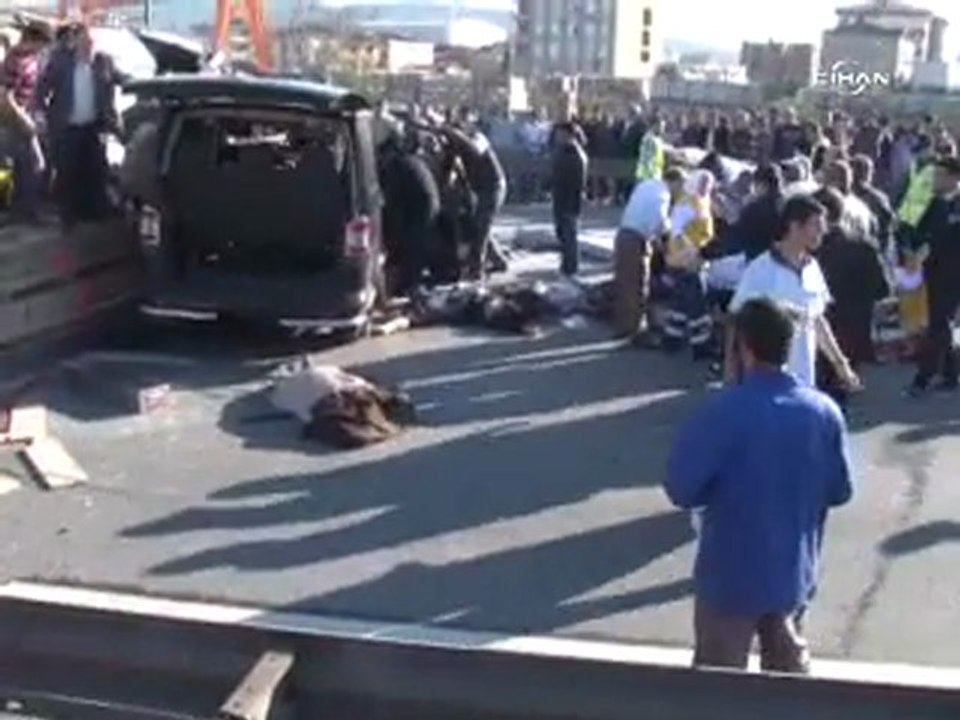 Tır yoldan çıktı: 5 ölü ve çok sayıda yaralı var