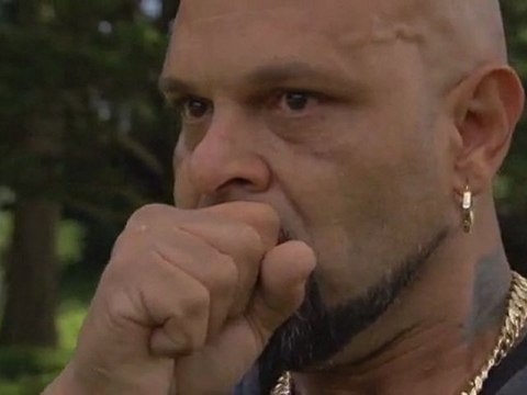 Cet homme est terrifié par les chiots