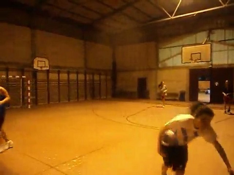 pase pelotas tenis movimiento por la espalda