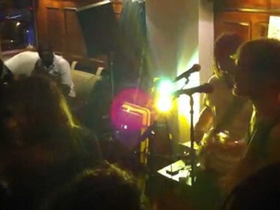 Bradley On the Beach - Blitzkrieg Bop (Ramones cover)