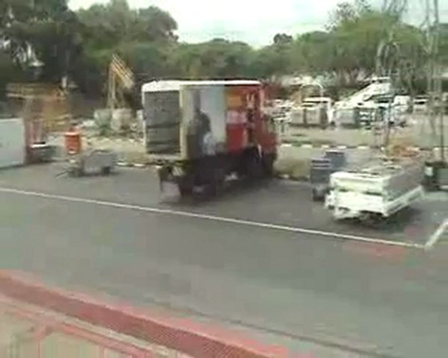 boeing 737-700 (zs-sjd)  wing collision wth utility truck